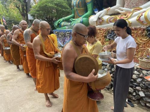 ตักบาตร 3