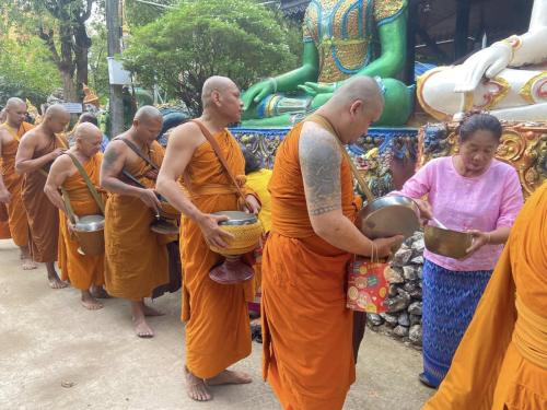 ตักบาตร 8