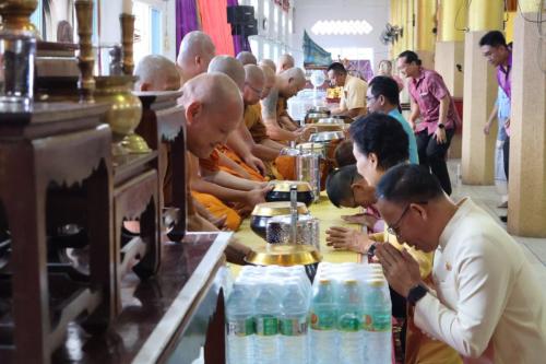 โครงการผู้ว่าฯ พาเข้าวัด หิ้วปิ่นโต แต่งผ้าไทย 1